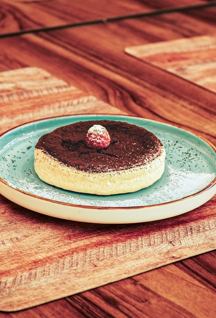 Pancake soufflé au cacao servi au Pavé
