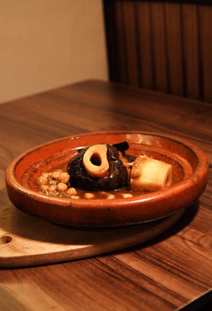 Tajine servi dans son plat en terre, au Pavé