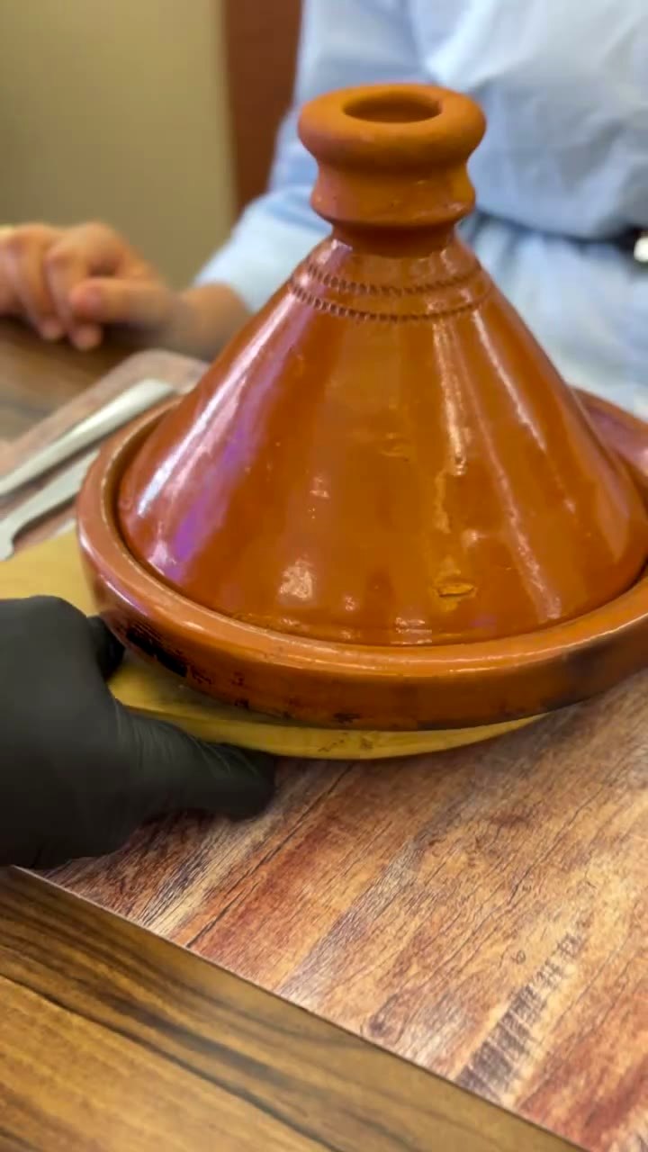 Tajine servi à table